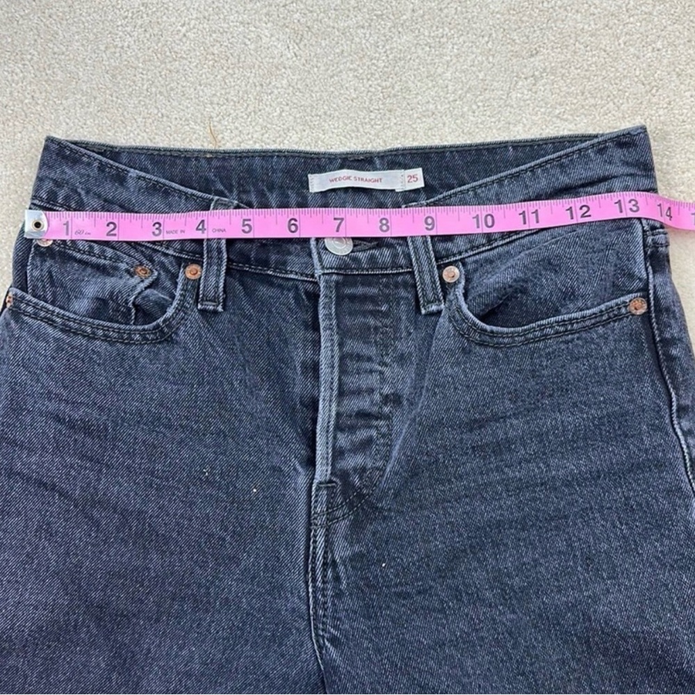 Levi's Women's Wedgie Straight in Faded Black “Break a Leg” in size 25. - Picture 4 of 8